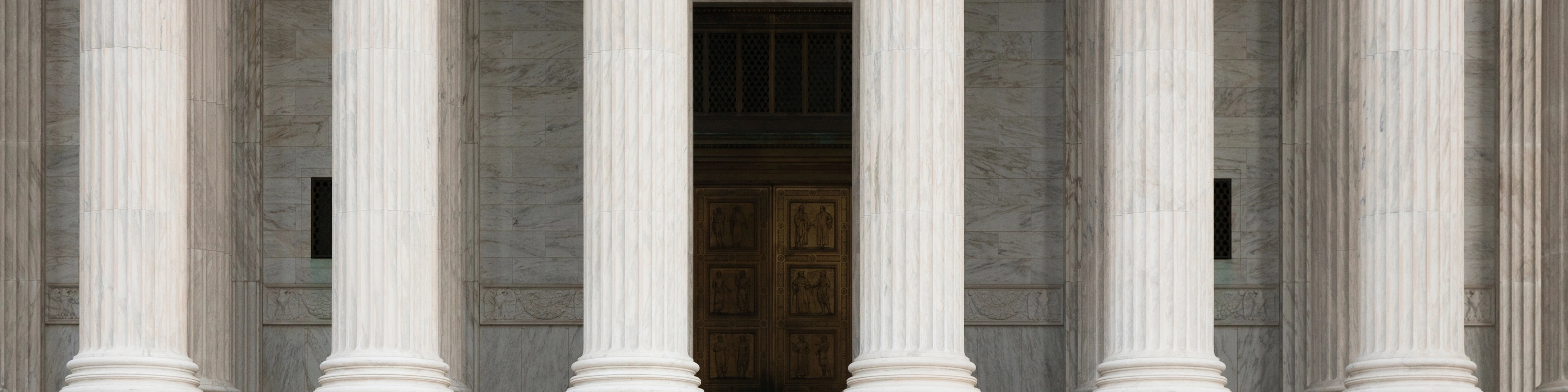 Front budynku z kolumnadą