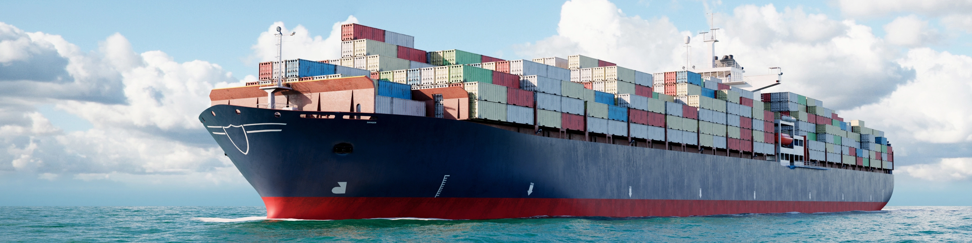 Kontenerowiec na gładkim morzu