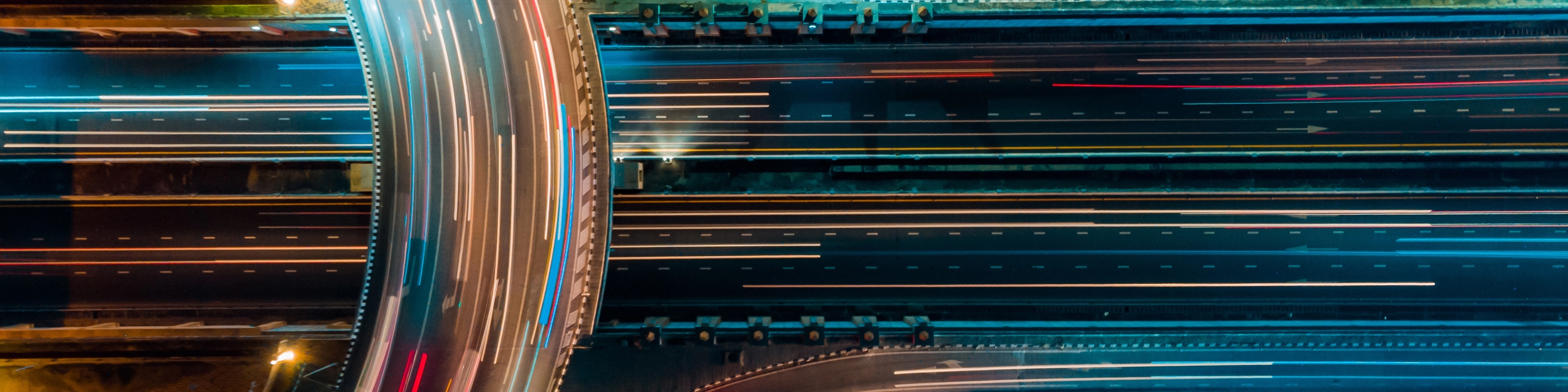 Rozmazane zdjęcie przęsła autostrady