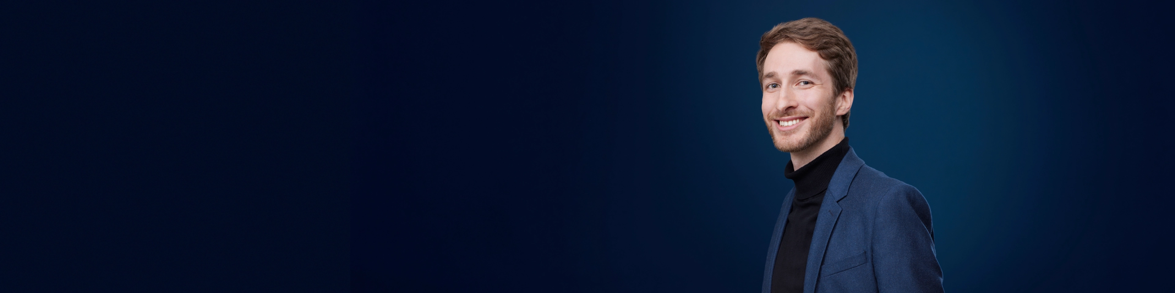 Ubrany elegancko doradca podatkowy na ciemnym tle