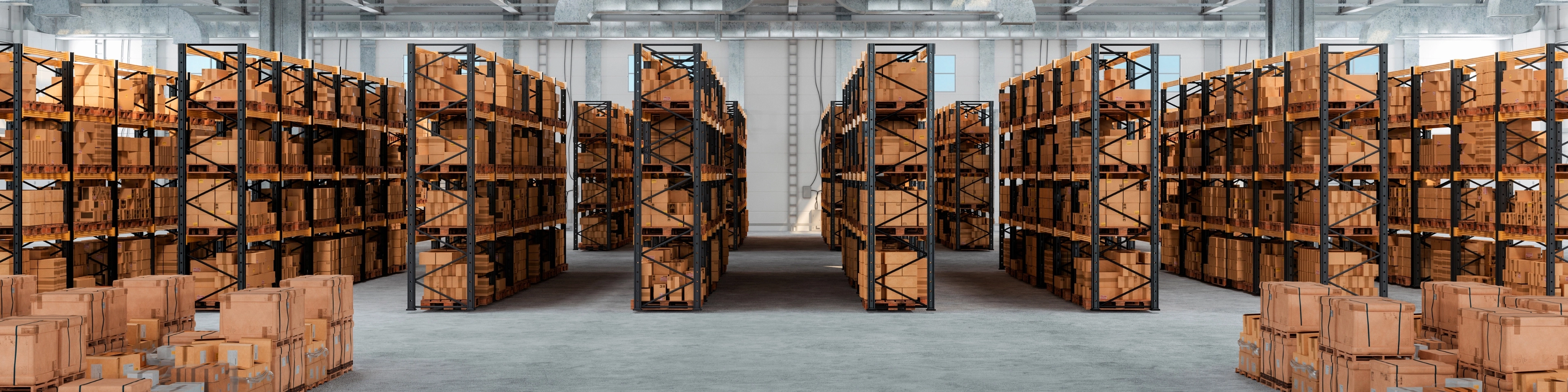 Magazyn z półkami wypełnionymi kartonami