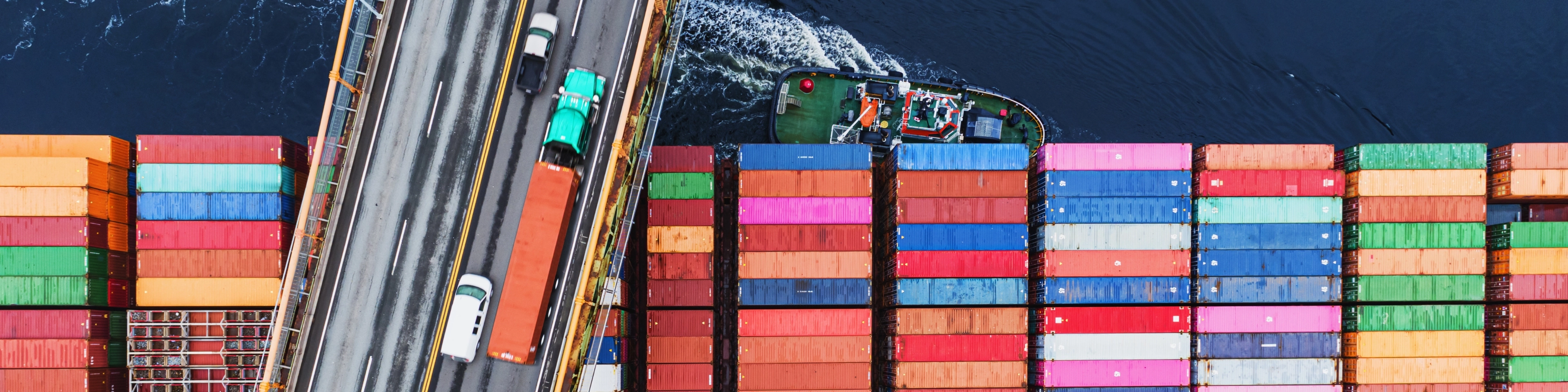 Kontenerowiec przepływający pod mostem