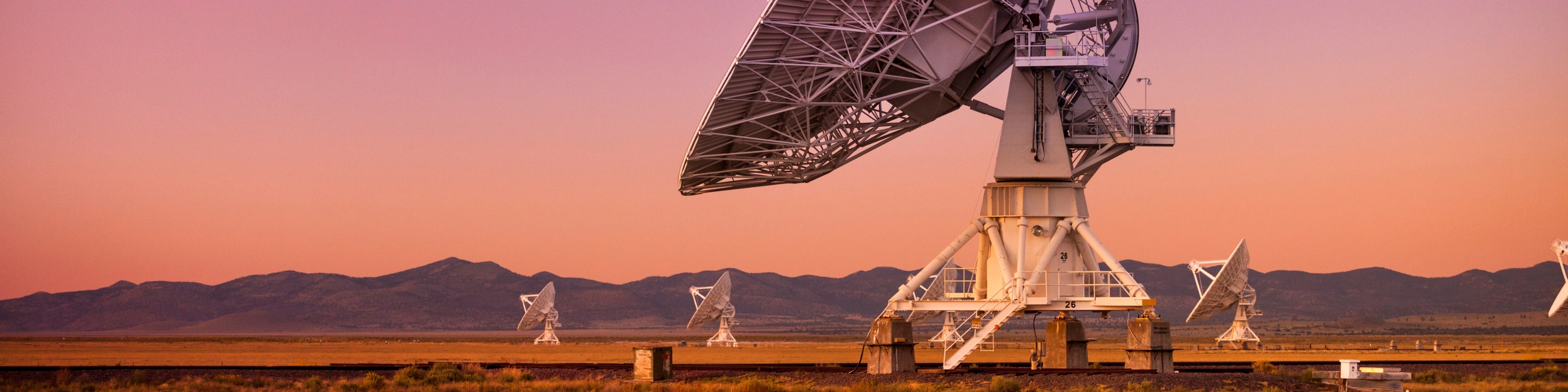 Antena dużego radaru wojskowego na tle nieba