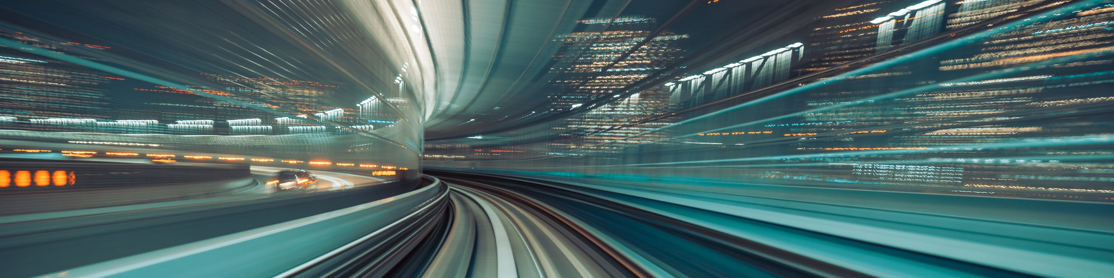 Rozmyta miejska ulica nocą