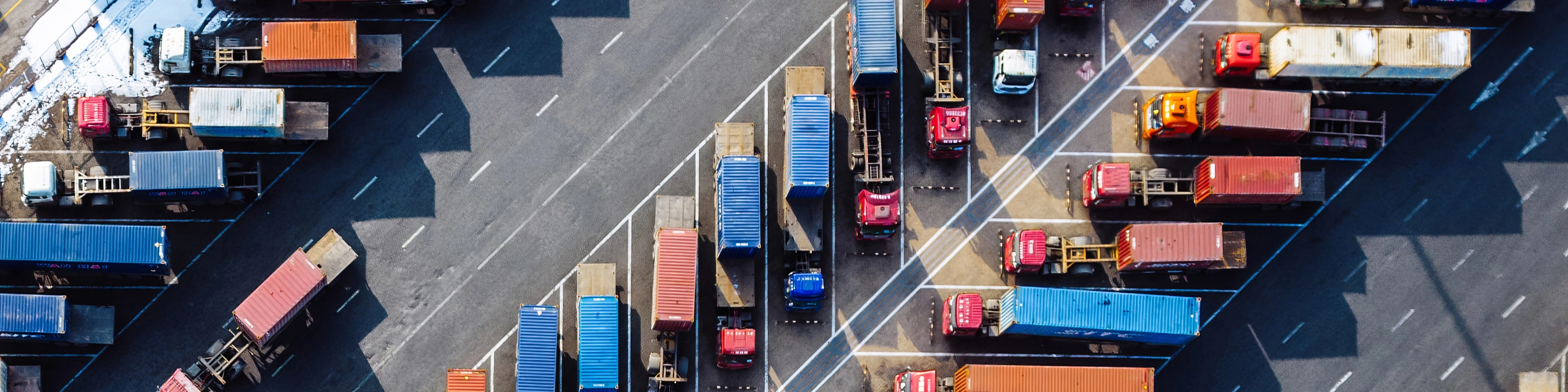 Tiry stojące na parkingu