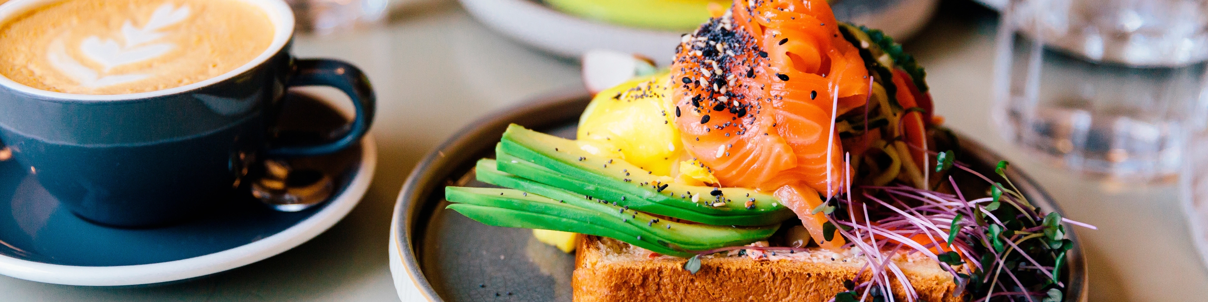 Eleganckie śniadanie na restauracyjnym stole