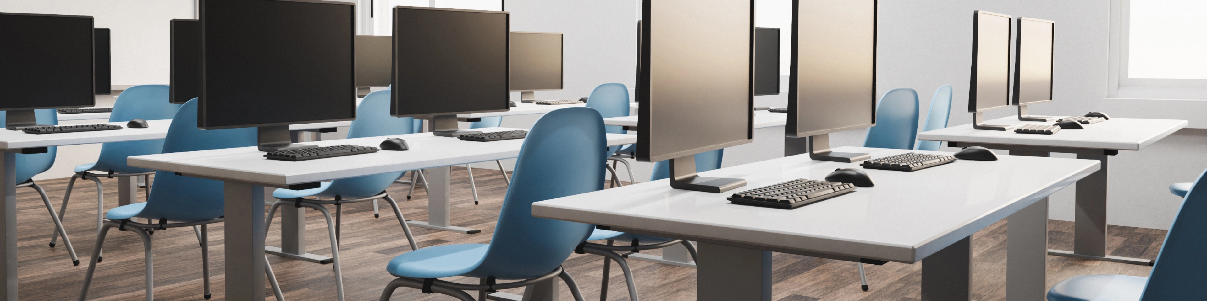 Rząd biurek z komputerami i krzesłami