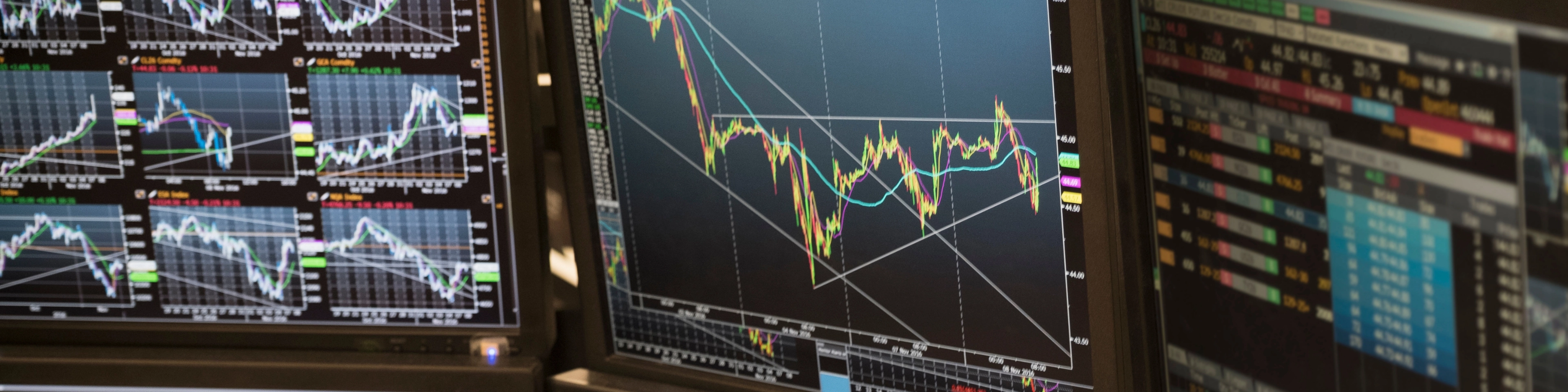 Ekrany komputerów z wykresami giełdowymi