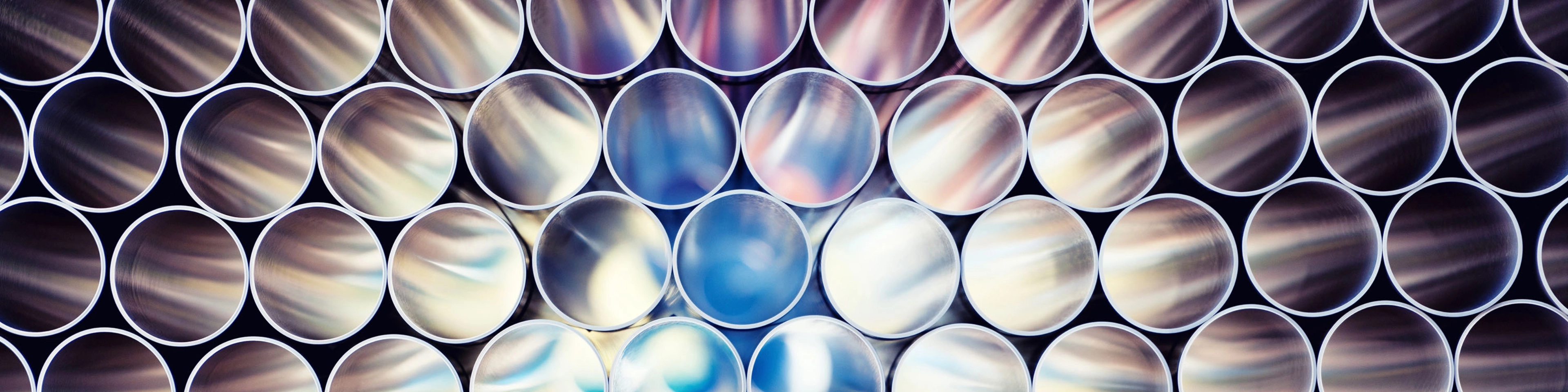 Słońce prześwitujące przez stalowe rury