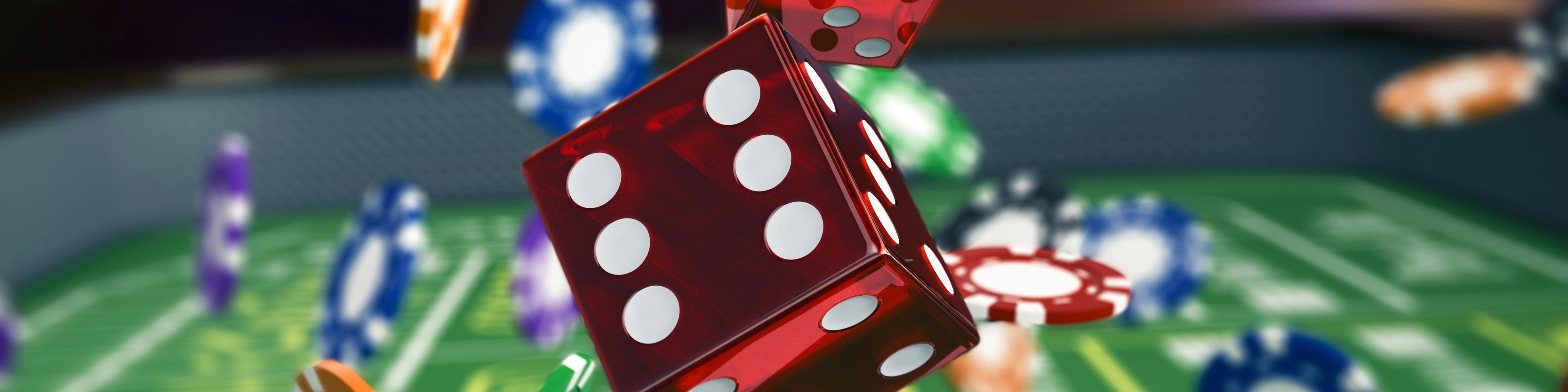 Kostki i żetony do gry rzucane w powietrze w kasynie