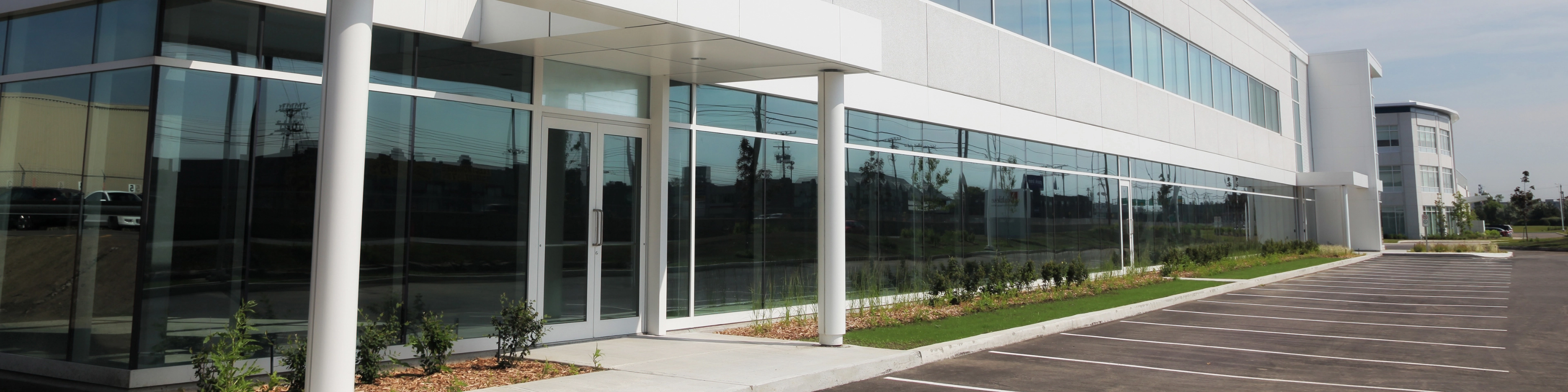 Pusty parking przed budynkiem firmy