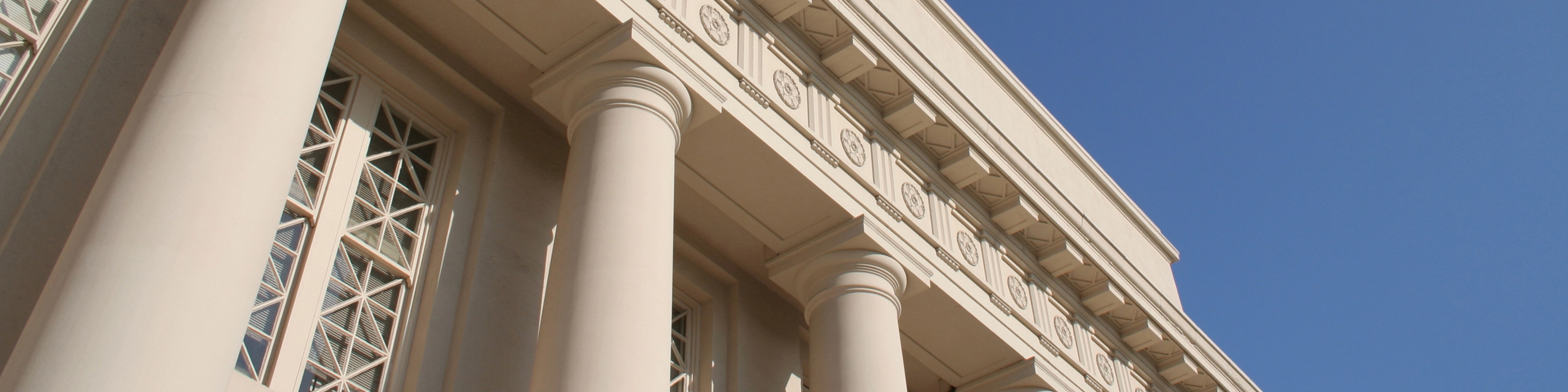 Elewacja eleganckiego budynku na tle nieba