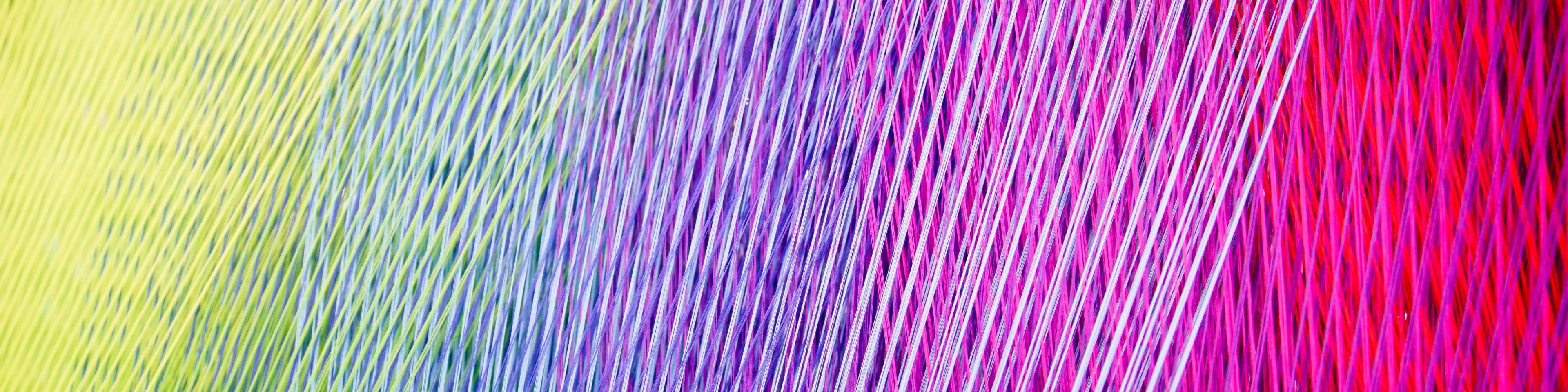 Napięte kolorowe nici