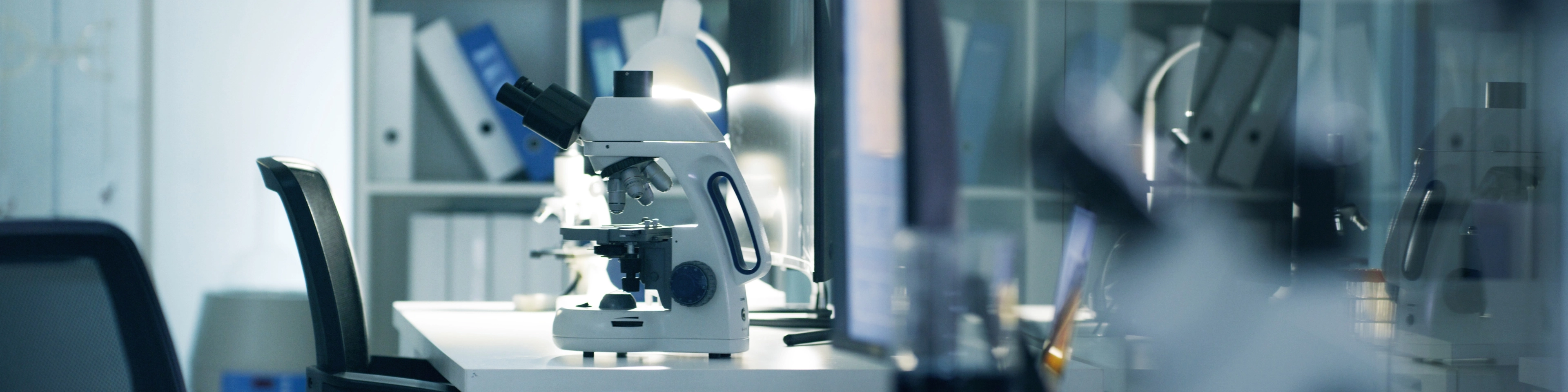 Wnętrze laboratorium z mikroskopem na blacie