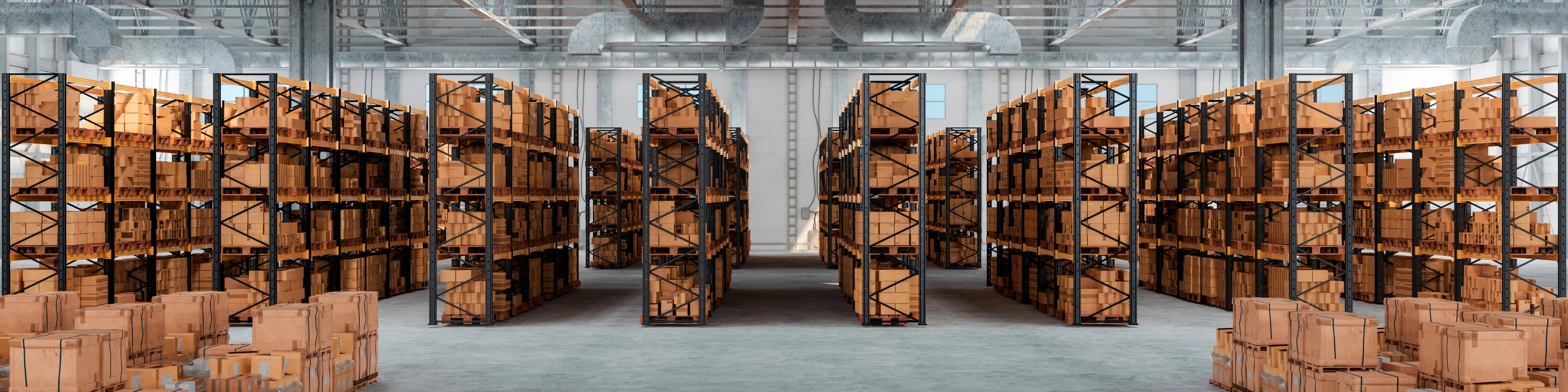 Wnętrze magazynu z paczkami na półkach