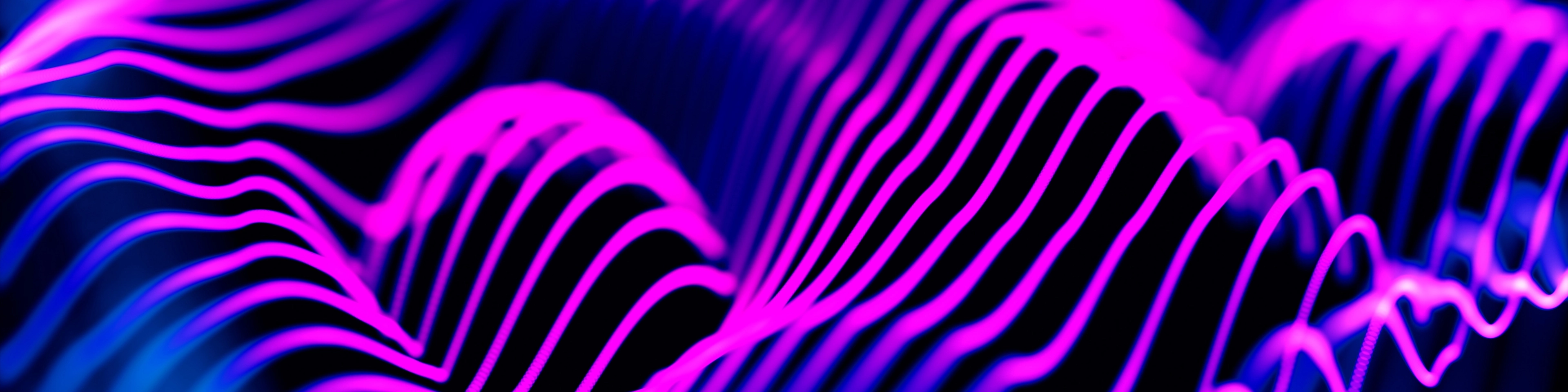 Fioletowe pofalowane linie