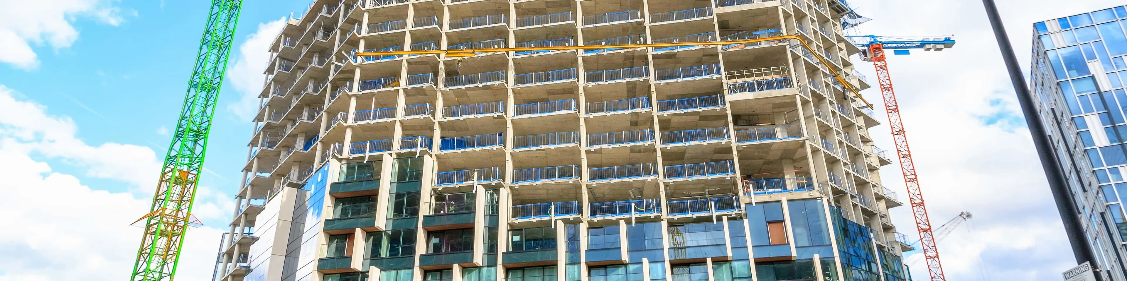 Wieżowiec w trakcie budowy widziany z dołu