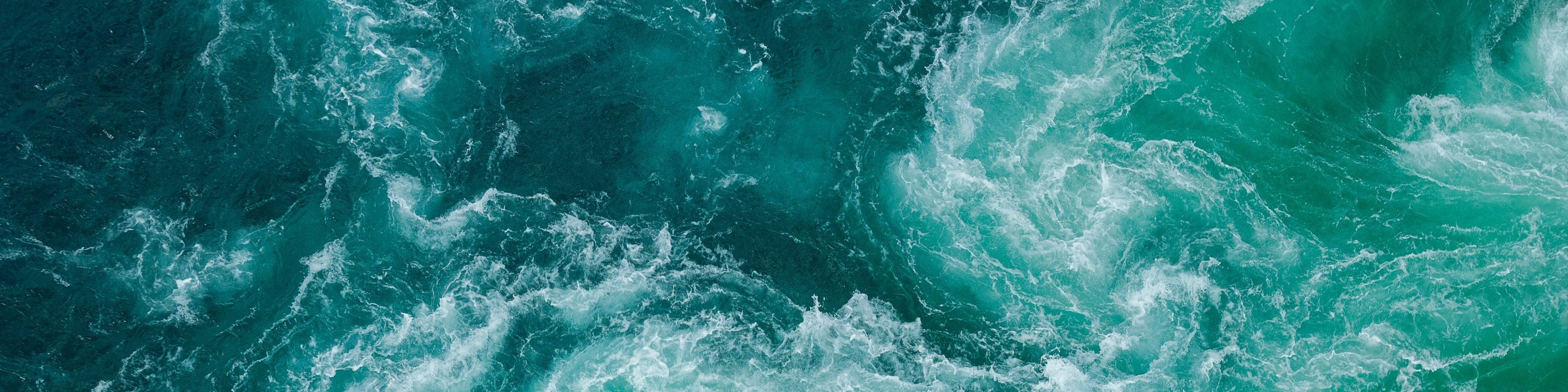 Morskie fale widziane z lotu ptaka