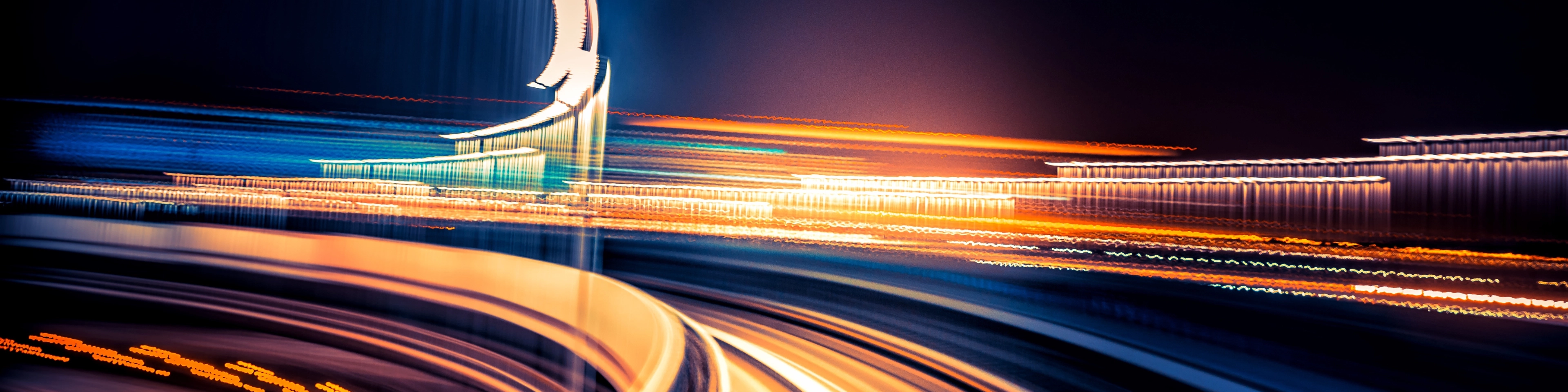 Rozmazane smugi pomarańczowego światła