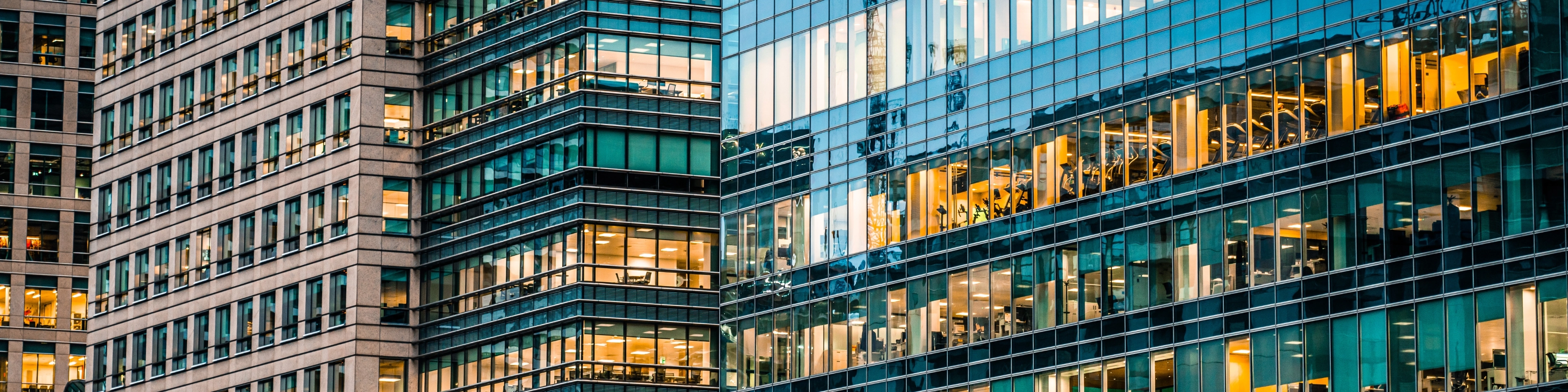 Fasada szklanego budynku biurowego