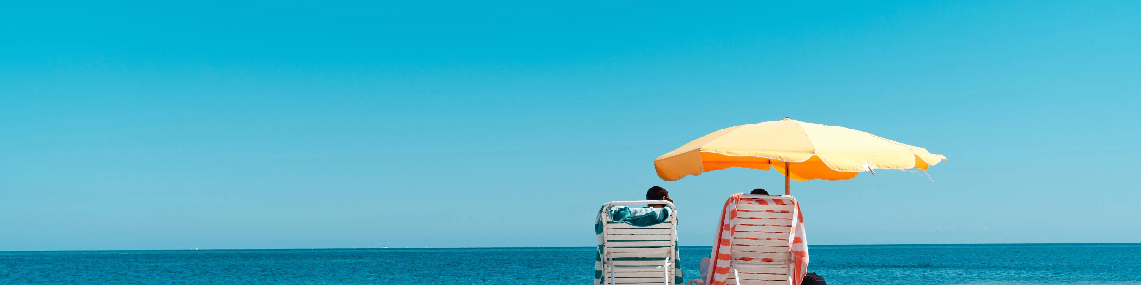 Dwa leżaki i parasol na plaży