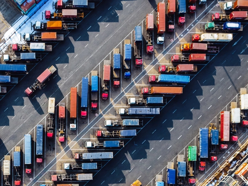 Tiry stojące na parkingu