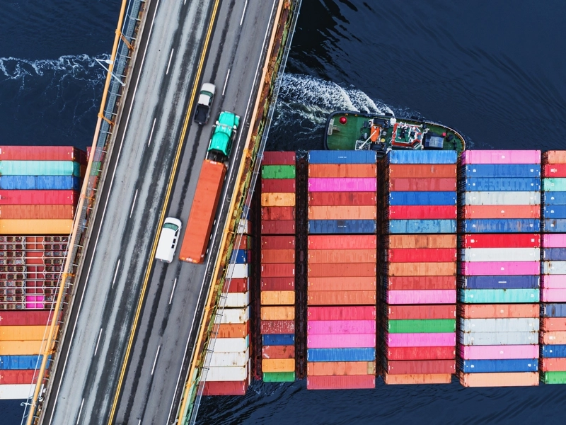 Kontenerowiec przepływający pod mostem