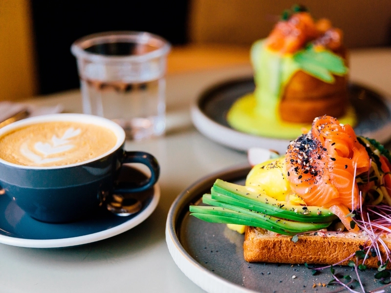 Eleganckie śniadanie na restauracyjnym stole