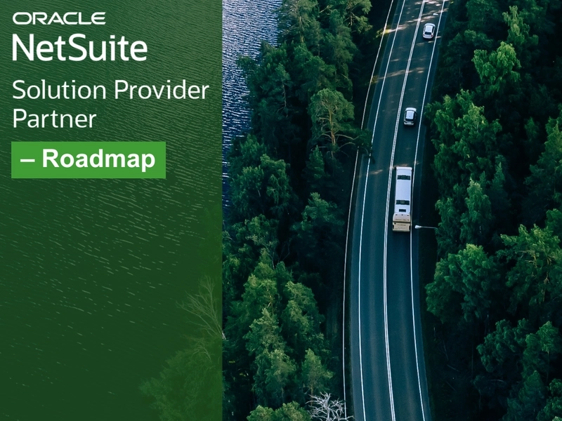 Auta jadące leśną drogą widziane z lotu ptaka