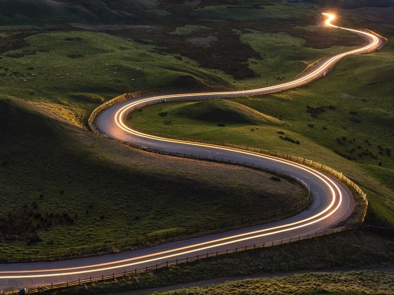 Kręta droga biegnąca przez zielone wzgórza