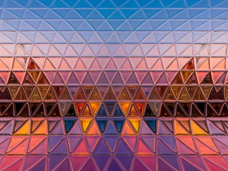 Panorama miasta odbijająca się w szkle