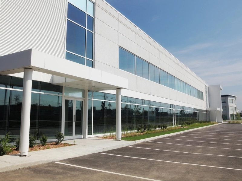 Pusty parking przed budynkiem firmy