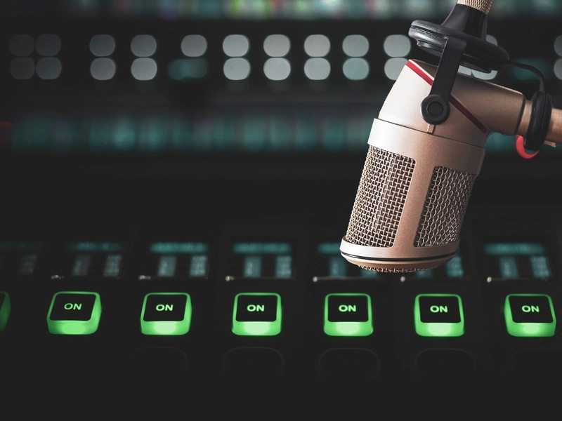 Mikrofon i podświetlone guziki konsoli do obsługi audycji radiowych