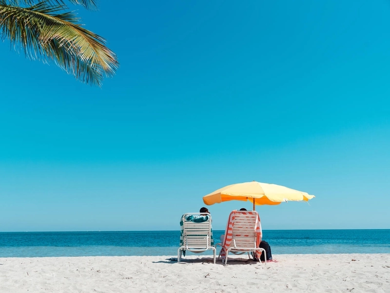 Dwa leżaki i parasol na plaży