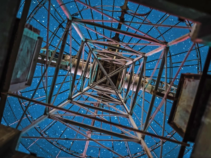 Rozgwieżdżone niebo widziane spod anteny radioteleskopu
